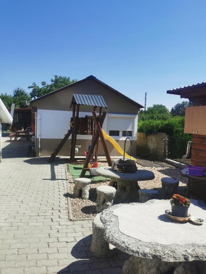 Edit Vendeghaz Tiszaújváros Exterior foto