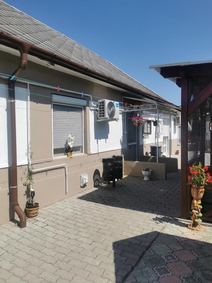 Edit Vendeghaz Tiszaújváros Exterior foto