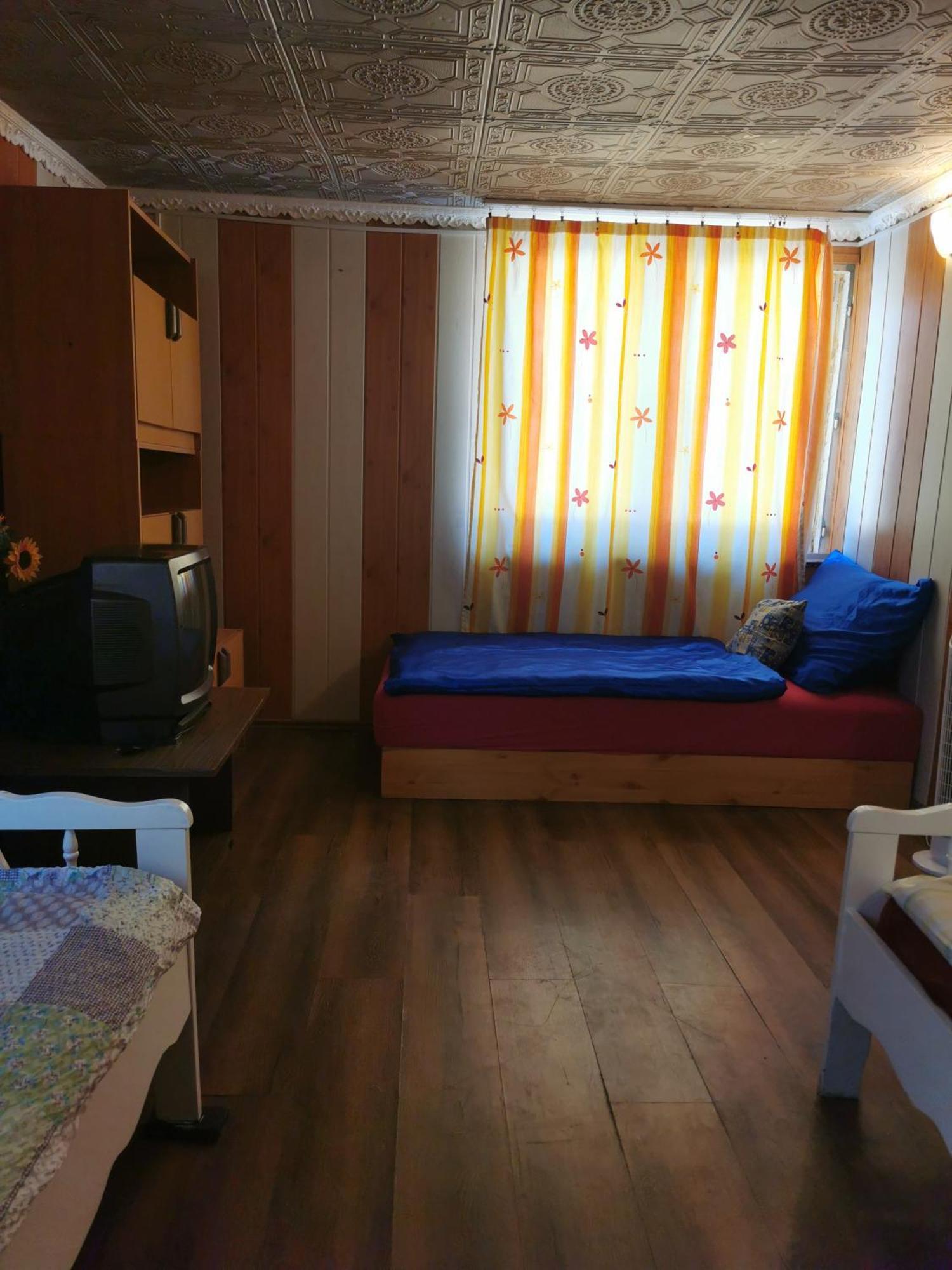 Edit Vendeghaz Tiszaújváros Cameră foto