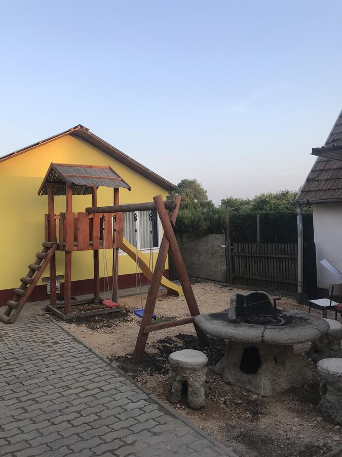 Edit Vendeghaz Tiszaújváros Exterior foto